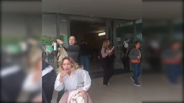 Após explosão, servidores deixam prédio de ministério em meio a fumaça