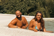Preta Gil e Gominho posam juntos e sorridentes na piscina