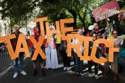 "Taxem os ricos"