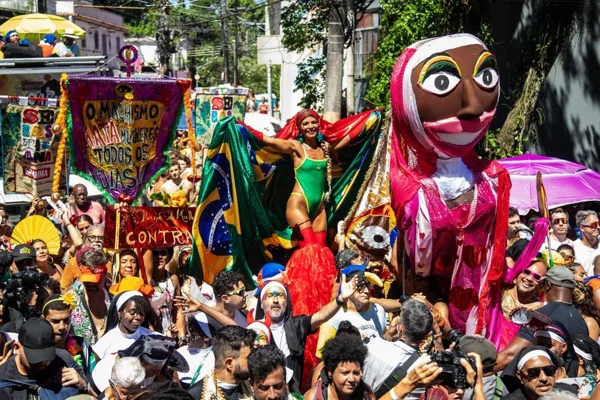 Na foto, pessoas aglomeradas curtem um bloco de Carnaval, situação favorece o aparecimento de doenças comuns no carnaval