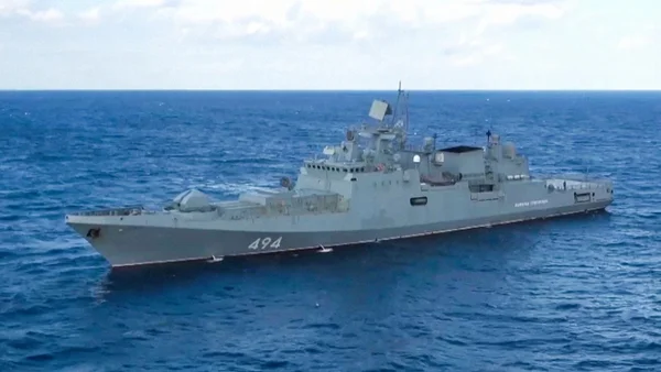 imagem colorida fragata russa dispara contra iate britânico