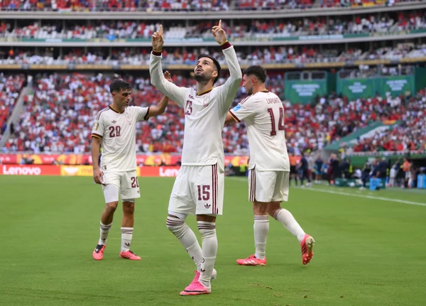 Baena comemora gol da Espanha em cima do Uruguai na Copa do Mundo