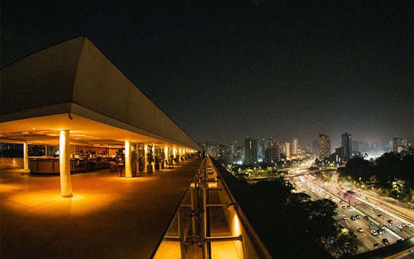 Foto noturna do Vista Restaurante em SP