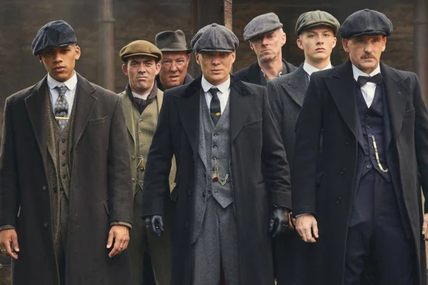 Imagem colorida de Cillian Murphy rodeado por outros atores da série Peaky Blinders - Metrópoles