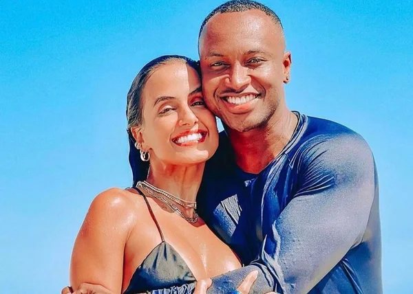 Thiaguinho e Carol Peixinho assumem namoro após meses juntos