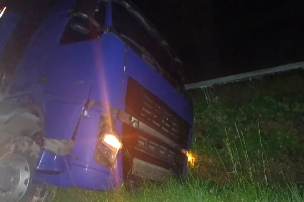 Imagem colorida, caminhão tomba em Pernambuco - Metrópoles