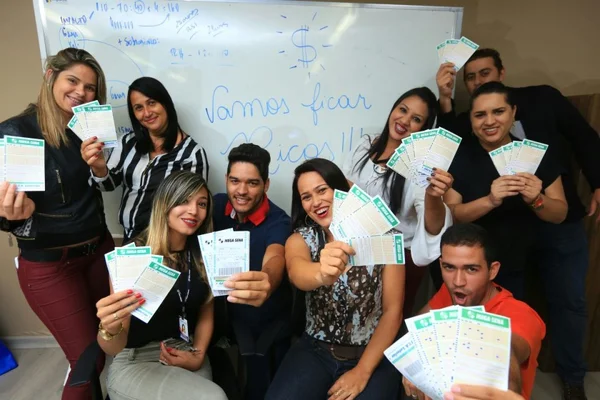 Apostadores se reúnem em bolões para aumentar chance de ganhar os R$ 200 milhões da Mega-Sena