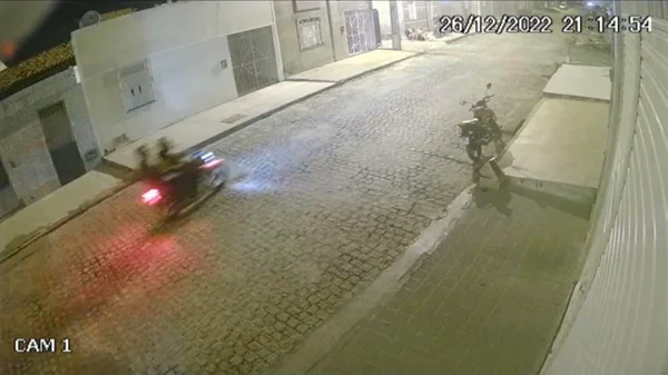Vídeo: homem é morto a tiros enquanto conversava com amigos em Sergipe