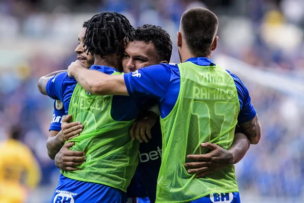 Imagem colorida de jogadores do Cruzeiro comemorando gol no Brasileirão- Metrópoles