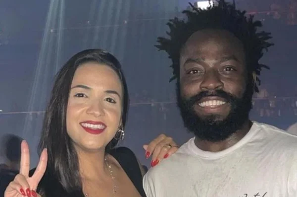 Douglas Silva e a esposa
