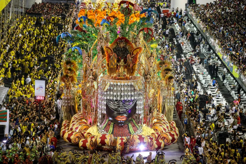 Veja imagens do desfile de sábado no Sambódromo do Anhembi, em São Paulo - imagem 19 Veja imagens do desfile de sábado no Sambódromo do Anhembi, em São Paulo - imagem 19