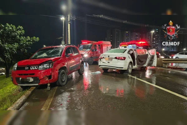 Foto colorida de carro batido em via