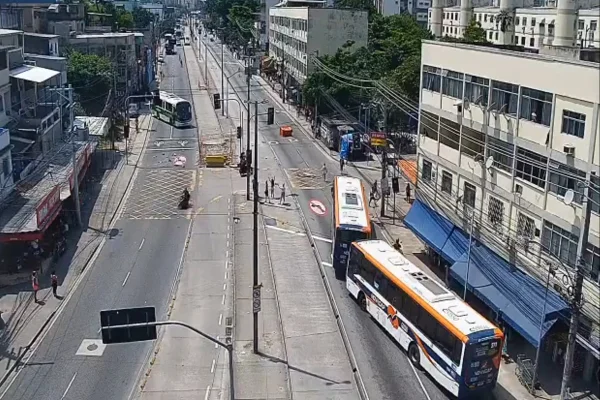 Bandidos sequestram ônibus no Rio de Janeiro e paralisam trânsito
