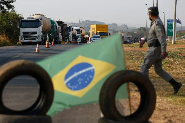 CNT: paralisação de caminhoneiros traz graves dificuldades à população