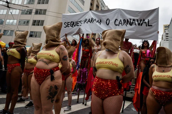 O bloco Tarado Ni Você realizou um manifesto político no início do desfile neste sábado (14/2), no centro de São Paulo - Metrópoles