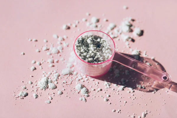 recipiente rosa com whey protein