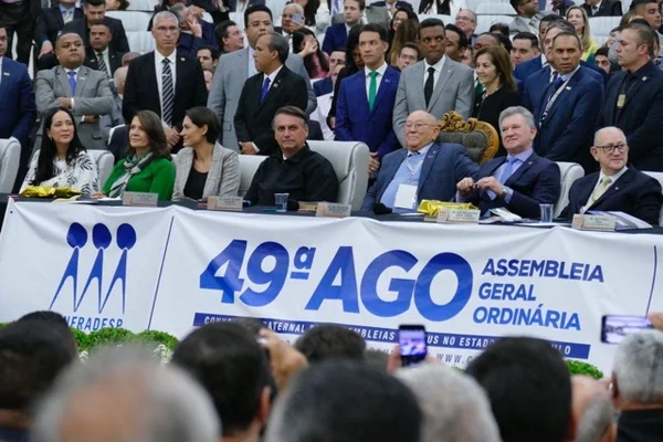 Bolsonaro visita igreja e pastor pede que fiéis virem votos no Nordeste
