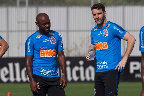 Carille arma Corinthians com Love e Boselli contra o Athletico-PR