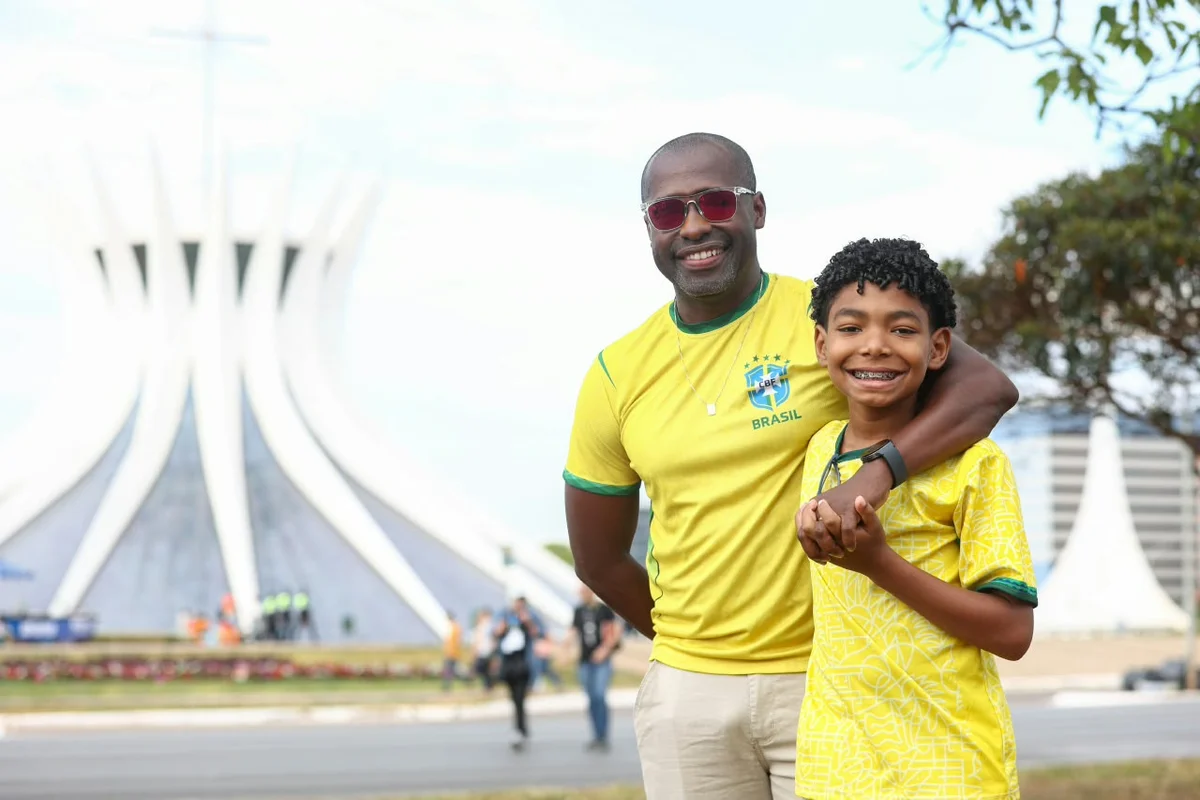 Pai e filho participam do desfile de 7 de setembro anualmente Pai e filho participam do desfile de 7 de setembro anualmente