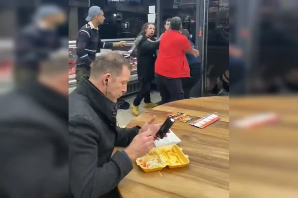 Cliente viraliza ao continuar comendo durante briga generalizada