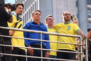 Jair Bolsonaro com os filhos Renan, Flávio e Carlos em manifestação na Avenida Paulista, em São Paulo, nesse domingo (29/6)