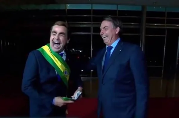 Presidente Boslonaro dá entrevista ao humorista Carioca