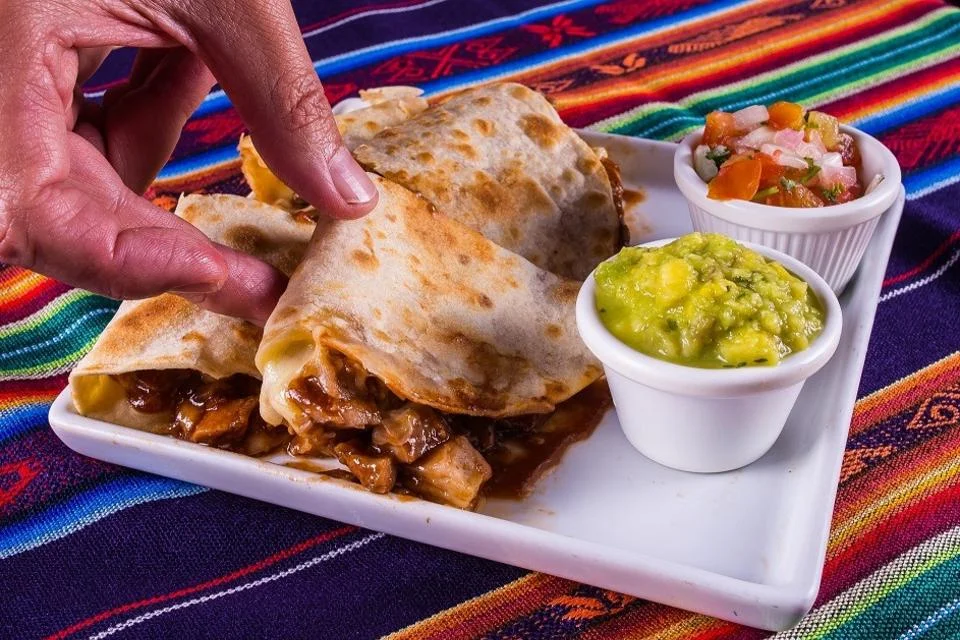A rede El Paso conta com diversas combinações de comida tex-mex, como é o caso da porção de quesadillas (R$ 33), feitas com tortillas de trigo com queijo e com recheio a escolher. Acompanha guacamole, pico de gallo ou sour cream. Pedidos pelo iFood A rede El Paso conta com diversas combinações de comida tex-mex, como é o caso da porção de quesadillas (R$ 33), feitas com tortillas de trigo com queijo e com recheio a escolher. Acompanha guacamole, pico de gallo ou sour cream. Pedidos pelo iFood