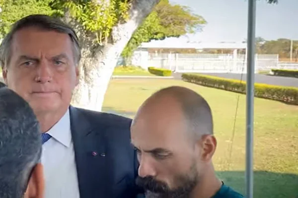 Bolsonaro abraça PM que teve mão decepada: “Armado, tinha resolvido”