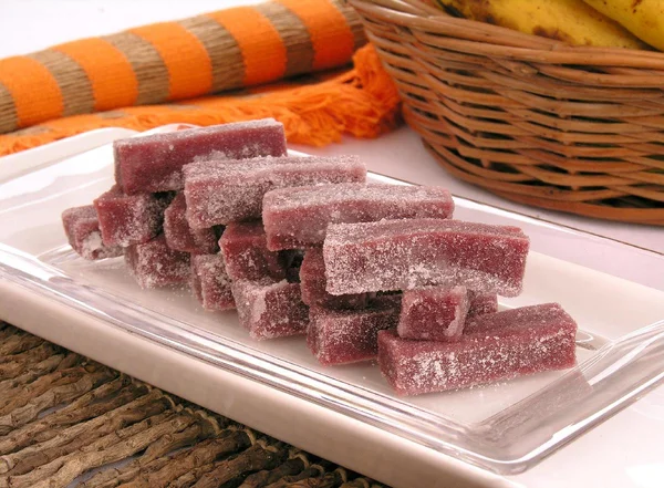 Tirinhas de bananinha, doce feito de banana e açúcar, em cima de travessa branca