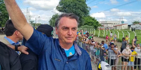 No RN, Bolsonaro cumprimenta apoiadores em carro aberto