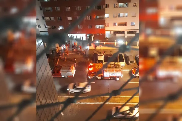Bombeiros evacuam prédio após incêndio em Águas Claras