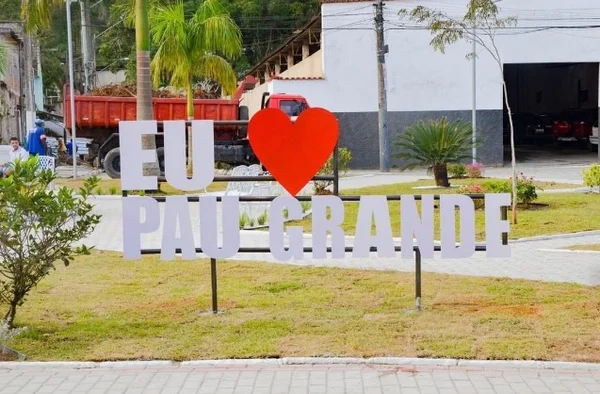 Letreiro escrito Eu amo Pau Grande - Metrópoles