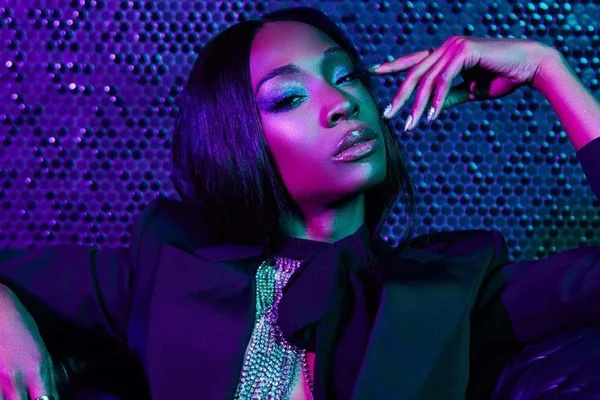 angelica-ross-posa-de-terno-sentada-em-sofa