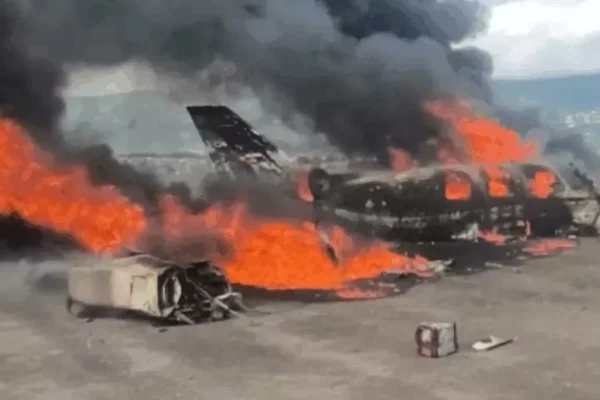 Imagem colorida de avião durante explosão após cair durante decolagem - Metrópoles
