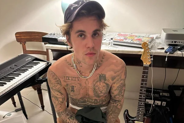 Foto colorida de Justin Bieber - Metrópoles