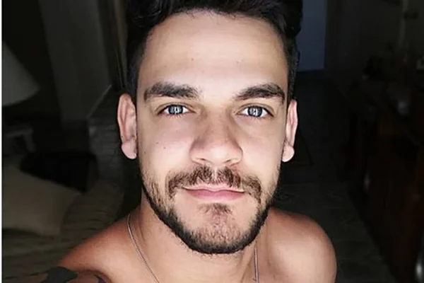 Beleza do filho de Carlinhos Aguiar tira foco da entrevista do pai