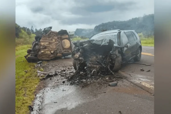 Imagem colorida de dois carros pretos destruídos após colisão em rodovia - Metrópoles
