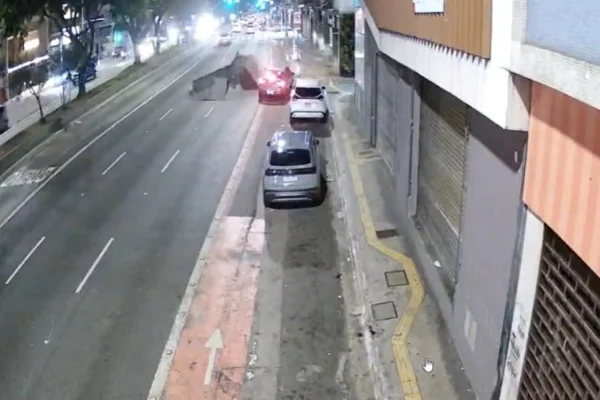 Explosão abre cratera na Rua da Consolação; carro fica a poucos metros de acidente - Metrópoles