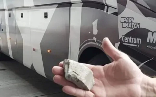 Imagem mostra pedra que atingiu ônibus do Botafogo - Metrópoles