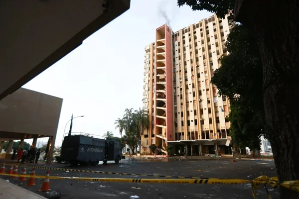Da pompa ao abandono: Torre Palace já recebeu Garrincha e astros de Hollywood