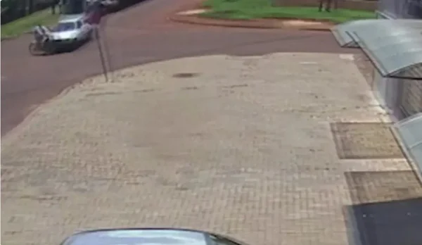 Ciclista vai parar em cima de carro depois de ser atropelada. Vídeo