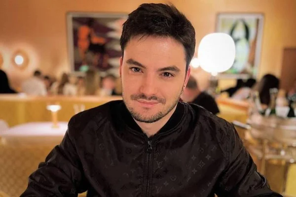 Felipe Neto se choca ao descobrir preço de flores para seu casamento