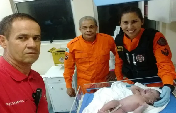 Bebê nasce dentro de viatura do Corpo de Bombeiros