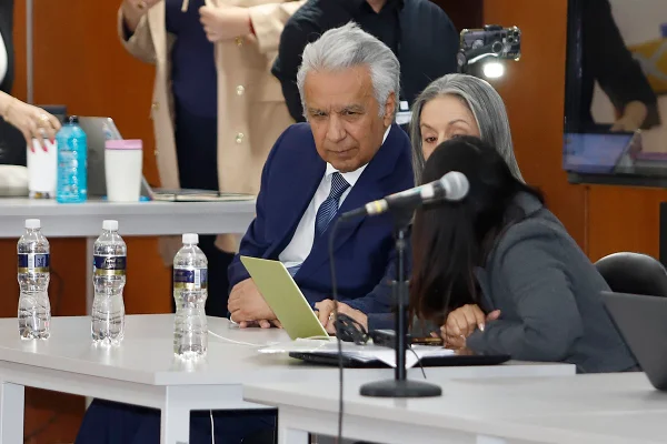 O ex-presidente equatoriano Lenín Moreno conversa com sua equipe jurídica durante uma audiência no Tribunal Nacional em 28 de agosto de 2026, em Quito, Equador