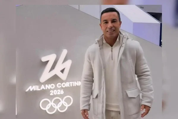 Secretário Rogério Lins, da prefeitura de São Paulo, com logo da Olimpíada de Inverno ao fundo