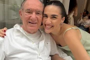 Renato Aragão e a filha, Lívian, posam juntos e sorridentes