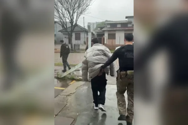 Homem ameaça delegada com arma em vídeo de visualização única