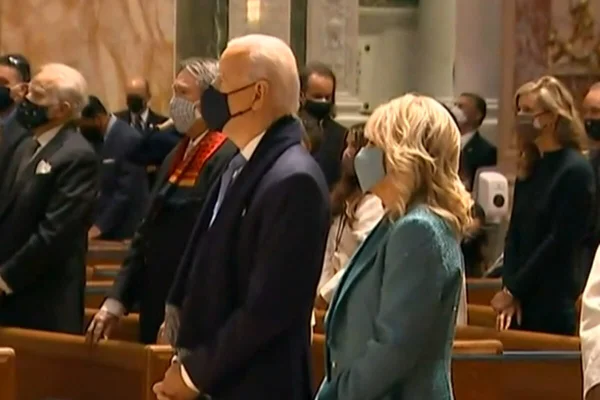 Antes da posse, Joe Biden participa de missa na Catedral de São Mateus