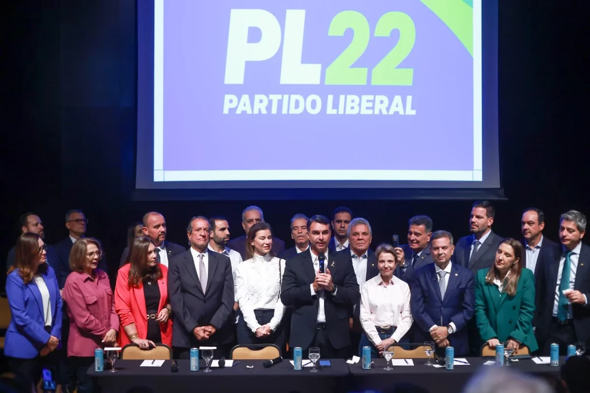 Flávio Bolsonaro define Alfredo Gaspar como vice em chapa puro-sangue