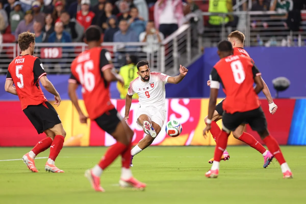 Aos 4 minutos do segundo tempo, Ali Olwan empatou o jogo, anotando mais um golaço na partida Aos 4 minutos do segundo tempo, Ali Olwan empatou o jogo, anotando mais um golaço na partida